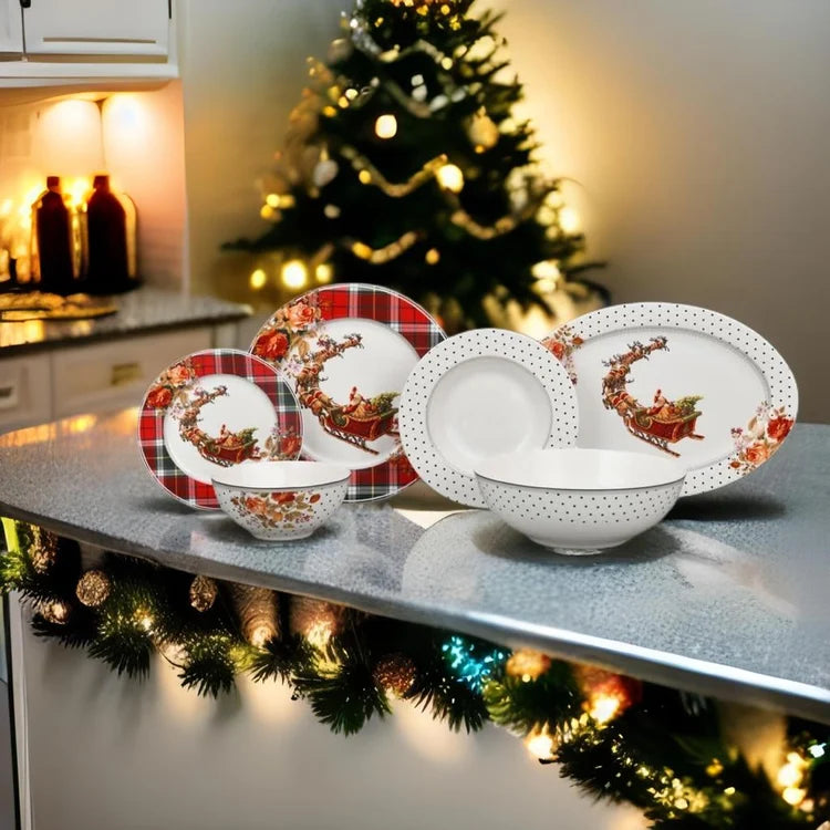Service de vaisselle de Noël présenté dans une cuisine décorée